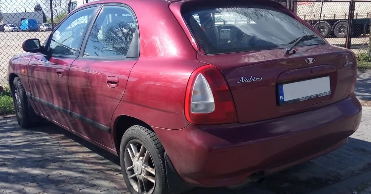Daewoo Nubira Hatchback (KLAJ) (1997–2001)